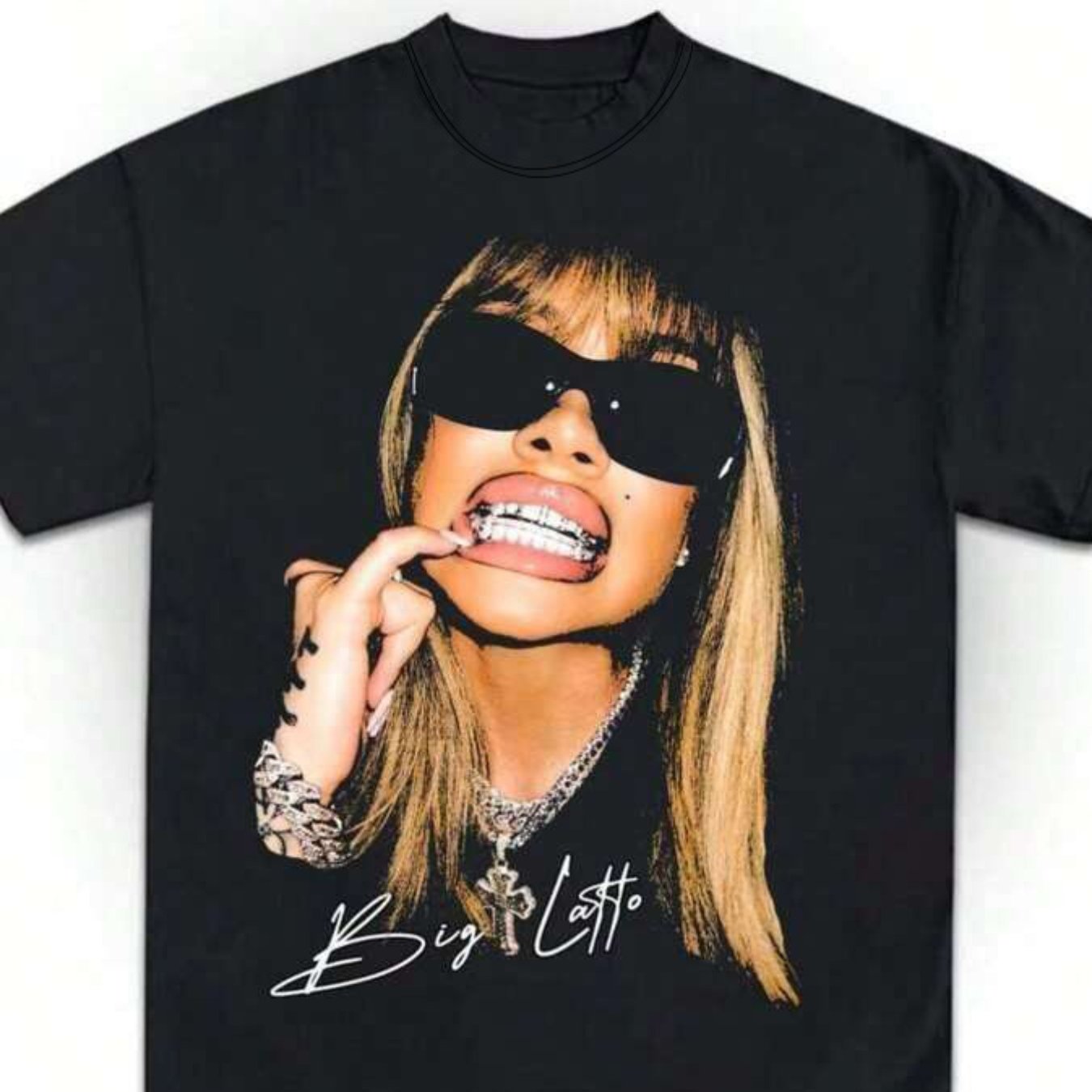 T-shirt Femme Casual – Portrait de Big Latto, Style Urbain et Décontracté