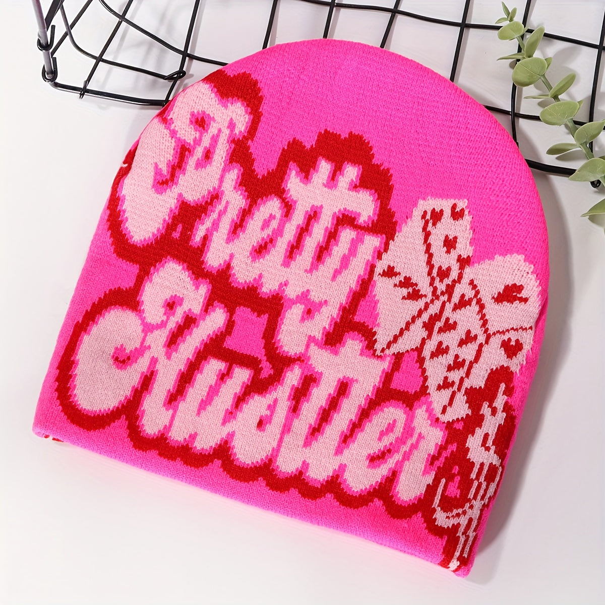 Bonnet Tricoté Ultra-Tendance avec Motifs Dés & Lettres – Chaud, Confortable et Stylé pour l’Hiver