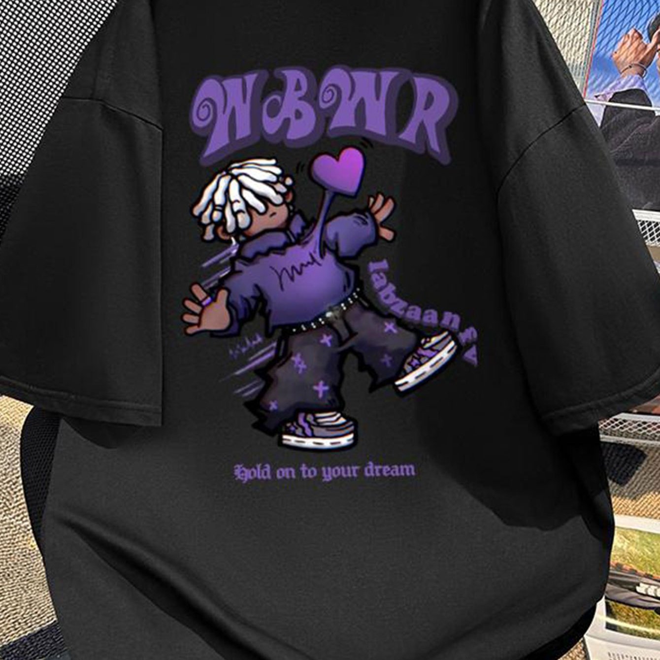 T-Shirt Homme Blanc à Motif – Col Rond avec Lettres Violettes