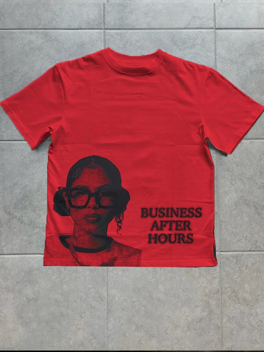 T-shirt Y2K Femme – Portrait Dessiné à la Main et Texte “Business After Hours”, Style Décontracté