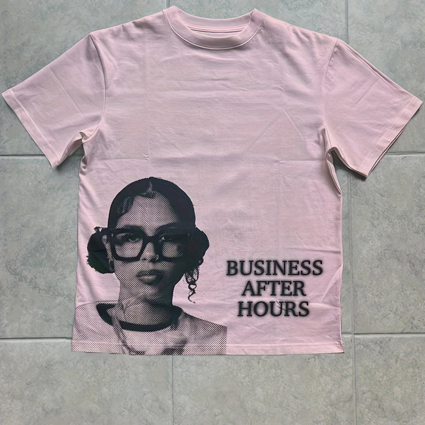 T-shirt Y2K Femme – Portrait Dessiné à la Main et Texte “Business After Hours”, Style Décontracté