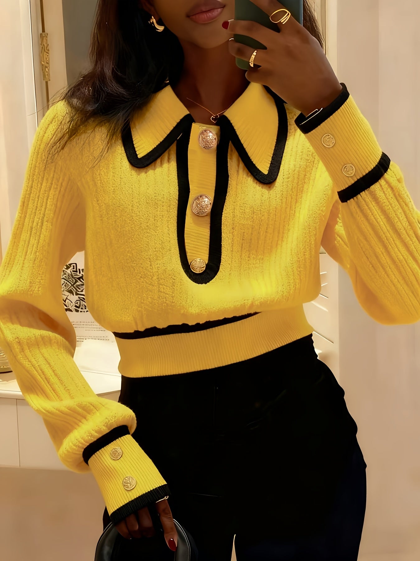 Pull femme élégant – Col spliced & boutons métalliques