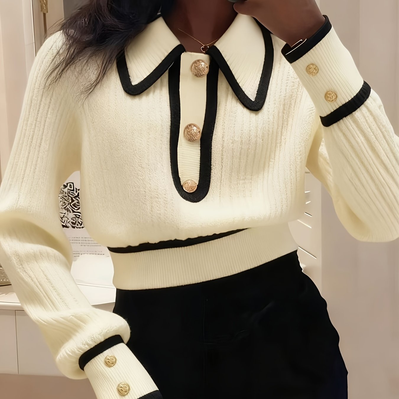 Pull femme élégant – Col spliced & boutons métalliques