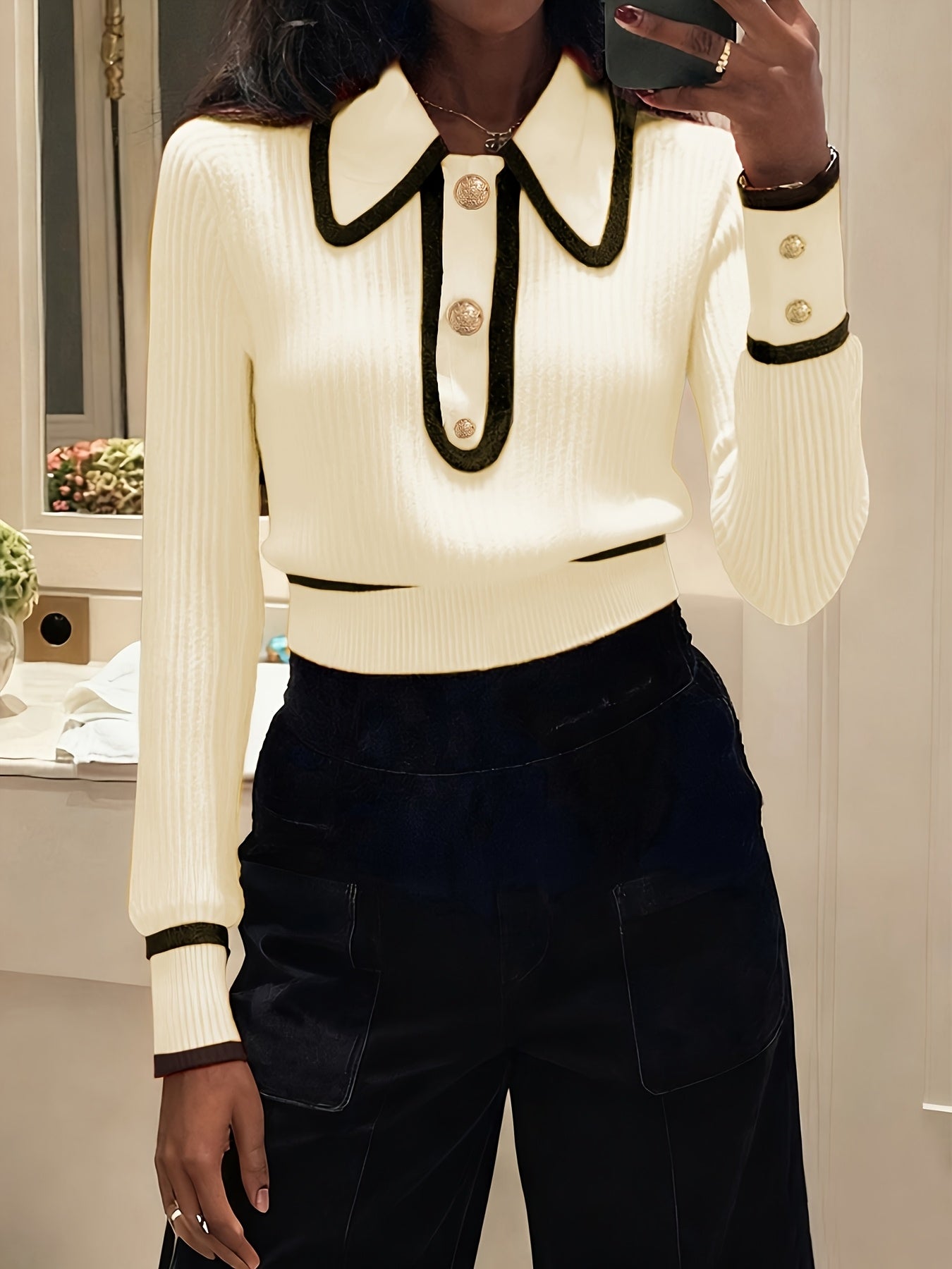 Pull femme élégant – Col spliced & boutons métalliques