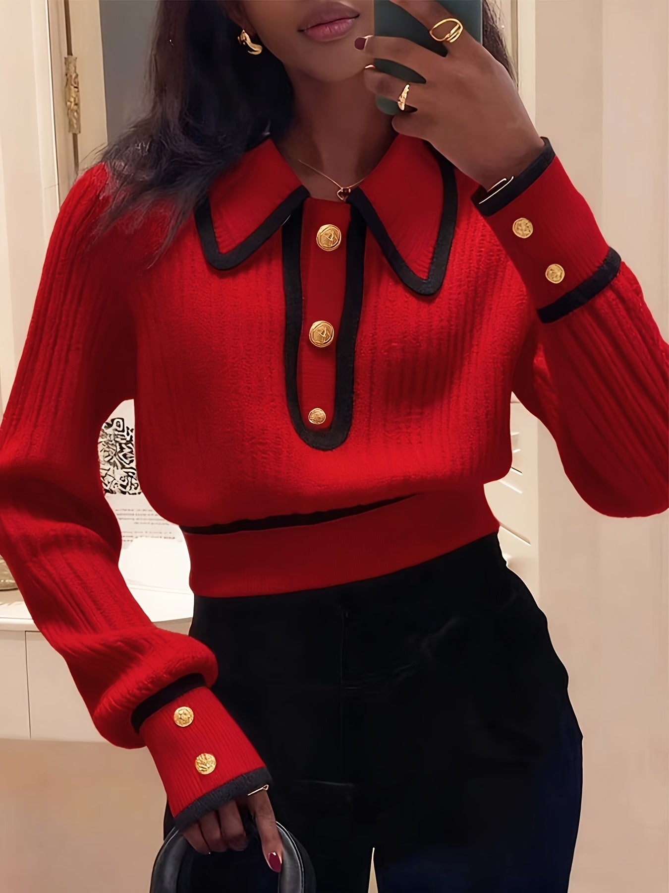 Pull femme élégant – Col spliced & boutons métalliques