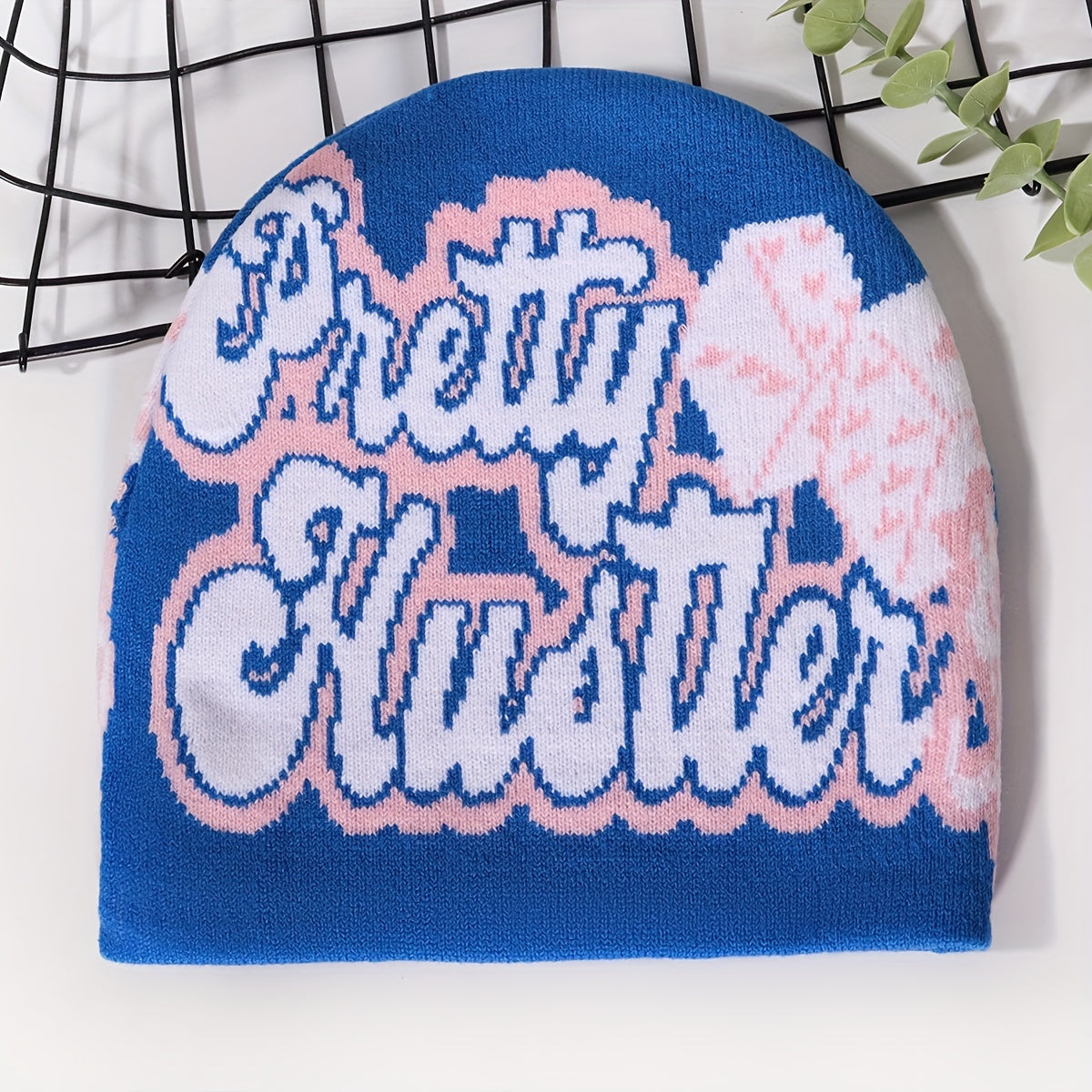 Bonnet Tricoté Ultra-Tendance avec Motifs Dés & Lettres – Chaud, Confortable et Stylé pour l’Hiver