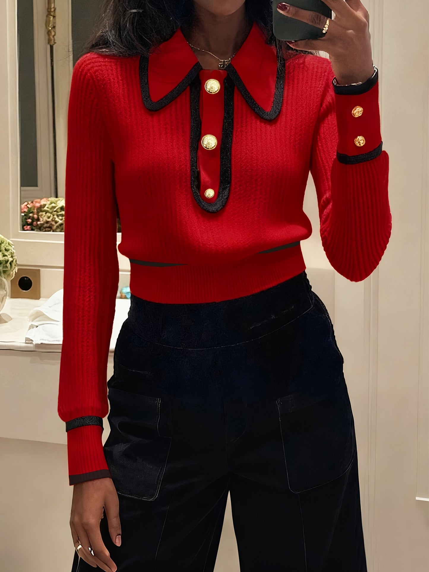 Pull femme élégant – Col spliced & boutons métalliques