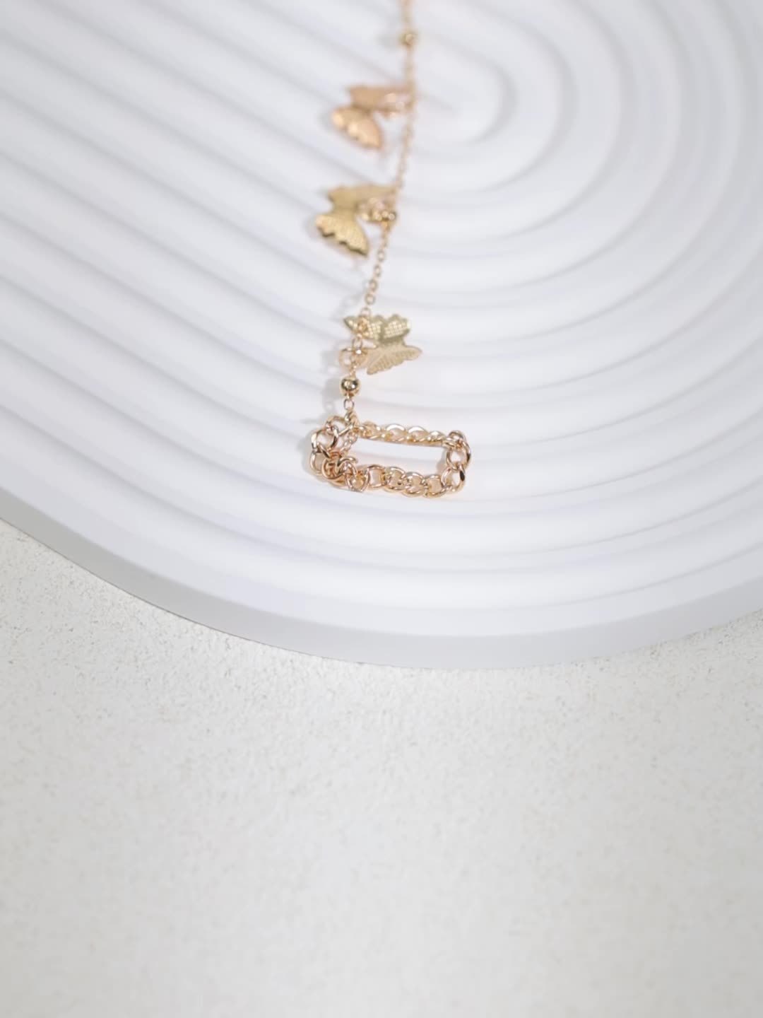 Bracelet Femme – Chaîne Vintage avec Pendentif Papillon, Style Raffiné et Chic