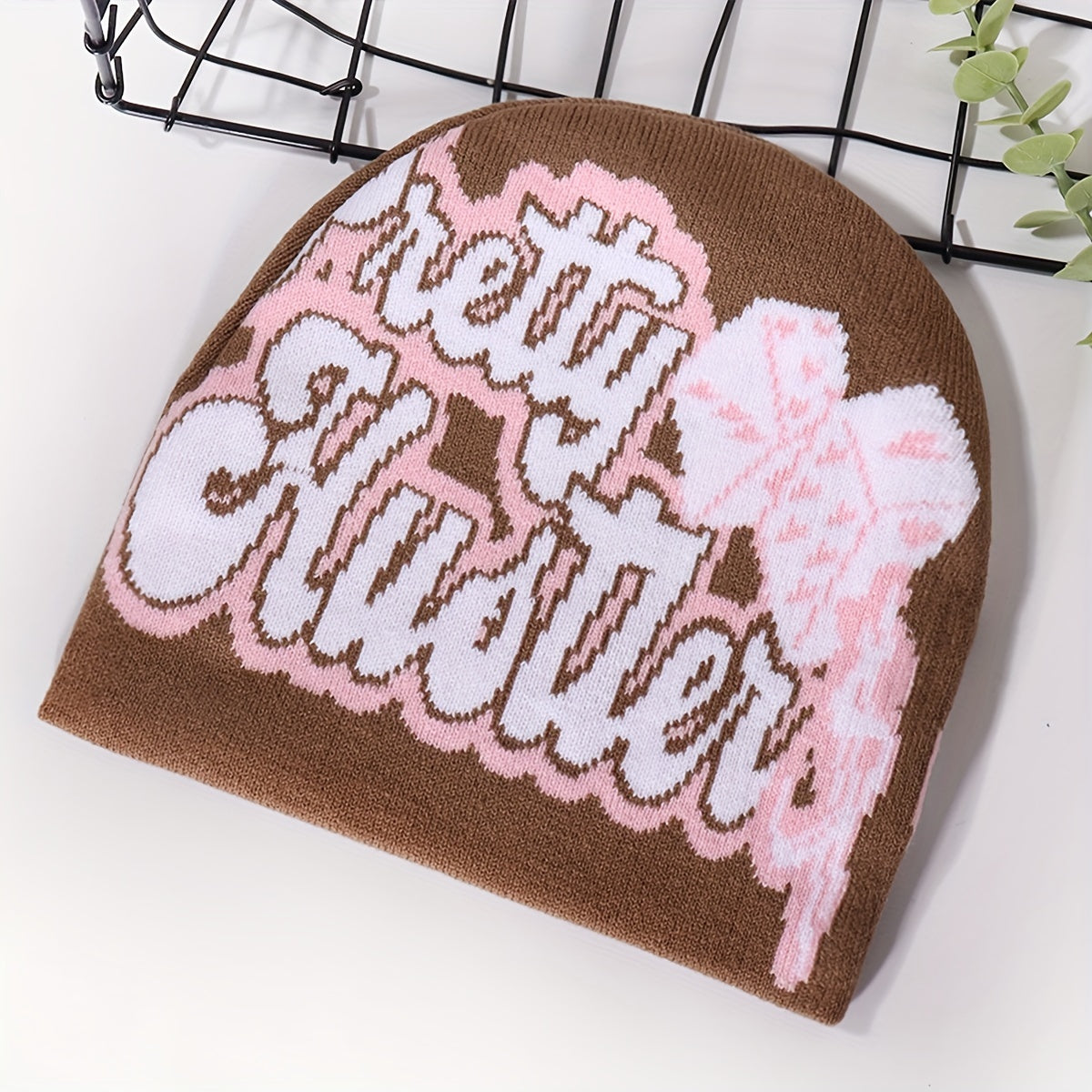 Bonnet Tricoté Ultra-Tendance avec Motifs Dés & Lettres – Chaud, Confortable et Stylé pour l’Hiver