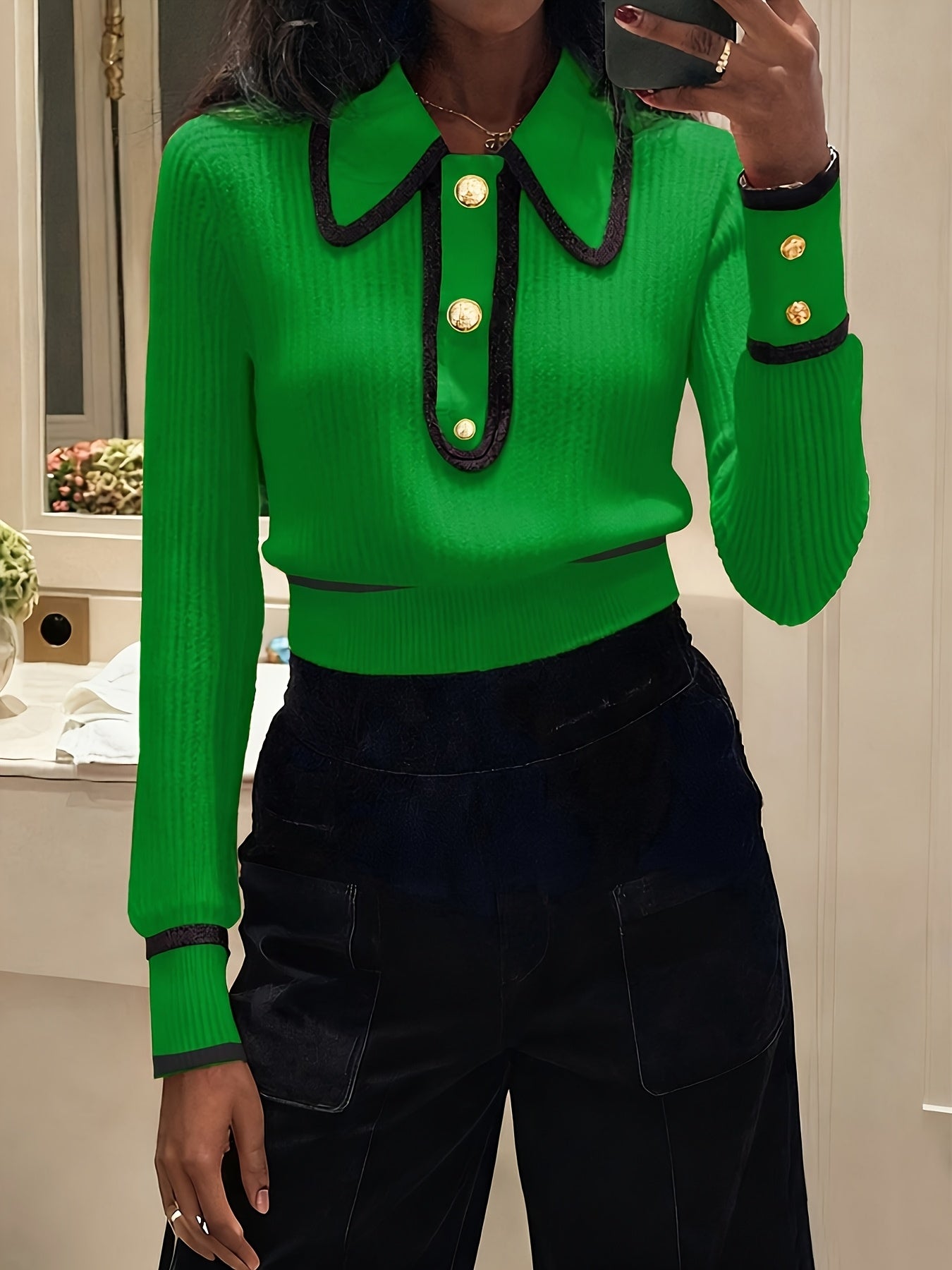 Pull femme élégant – Col spliced & boutons métalliques