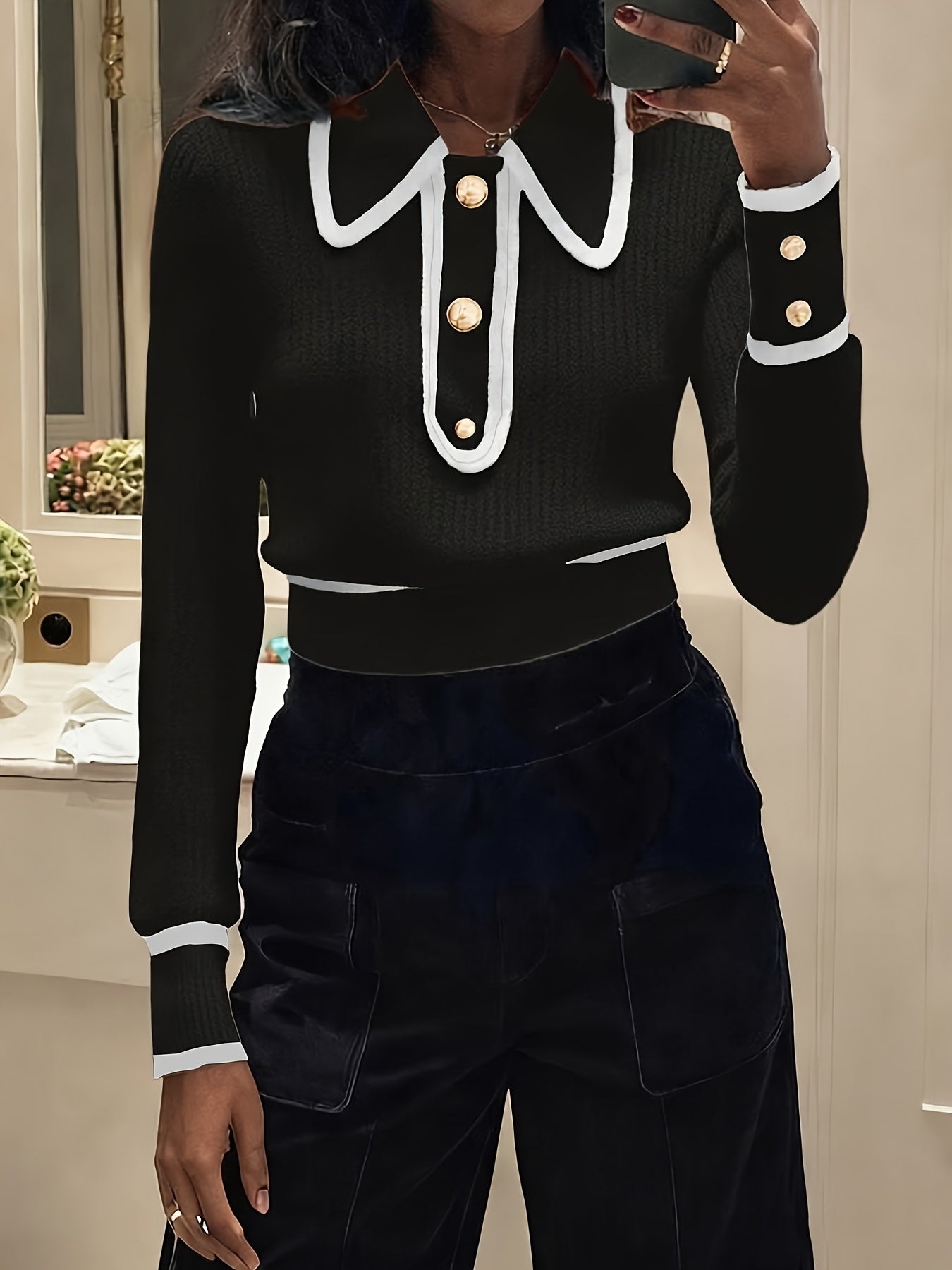Pull femme élégant – Col spliced & boutons métalliques