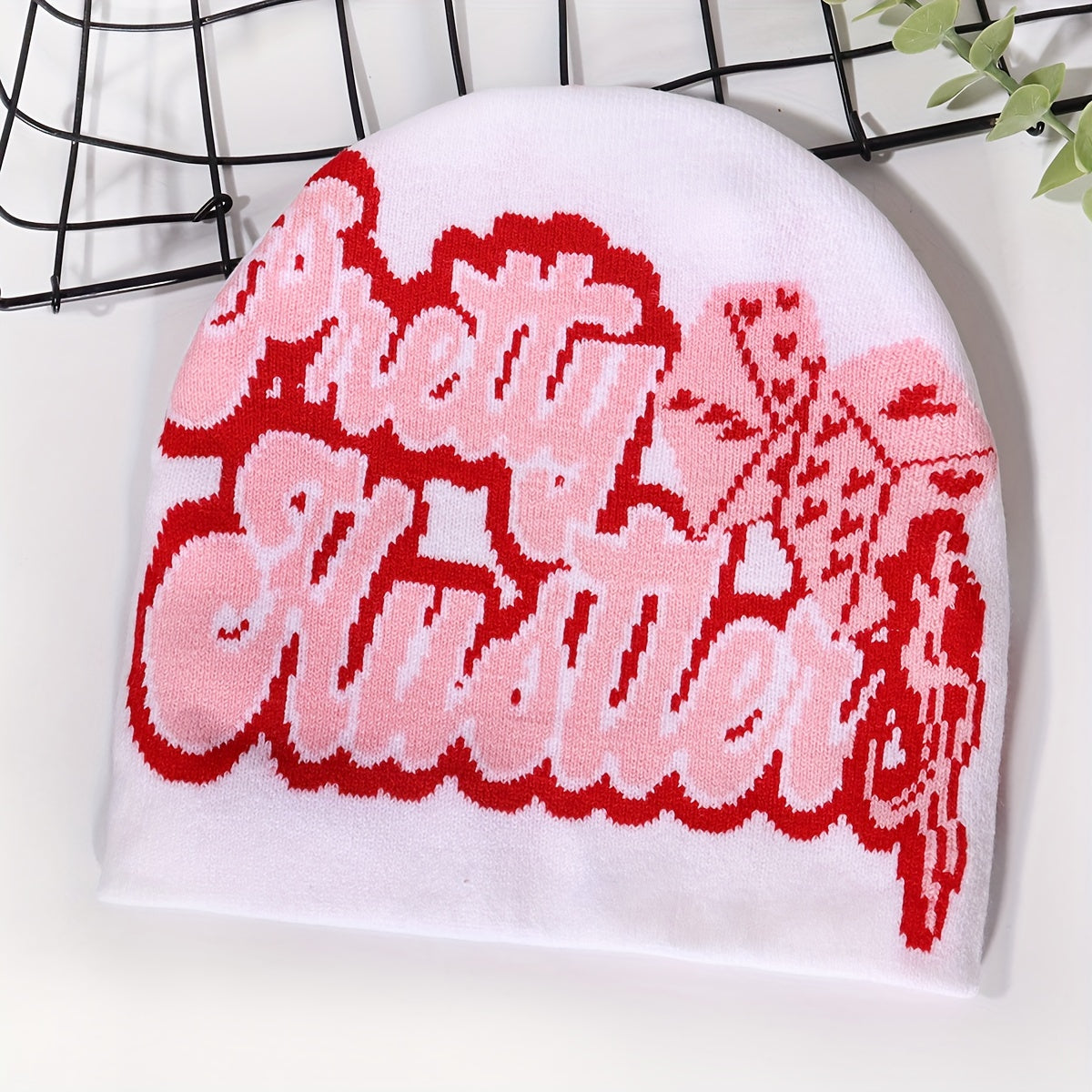 Bonnet Tricoté Ultra-Tendance avec Motifs Dés & Lettres – Chaud, Confortable et Stylé pour l’Hiver