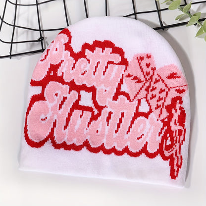 Bonnet Tricoté Ultra-Tendance avec Motifs Dés & Lettres – Chaud, Confortable et Stylé pour l’Hiver