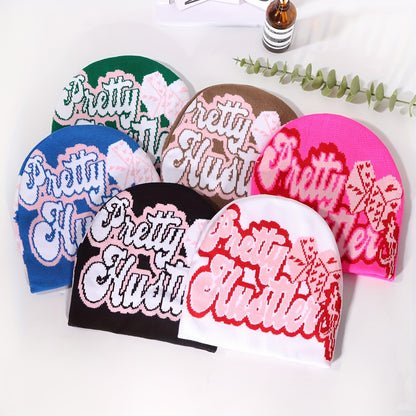 Bonnet Tricoté Ultra-Tendance avec Motifs Dés & Lettres – Chaud, Confortable et Stylé pour l’Hiver
