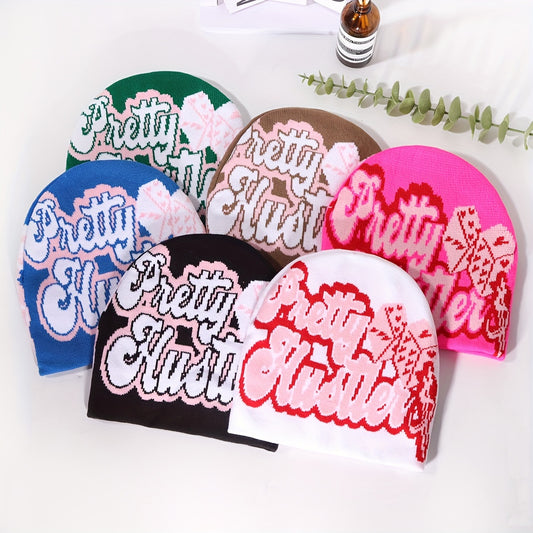 Bonnet Tricoté Ultra-Tendance avec Motifs Dés & Lettres – Chaud, Confortable et Stylé pour l’Hiver