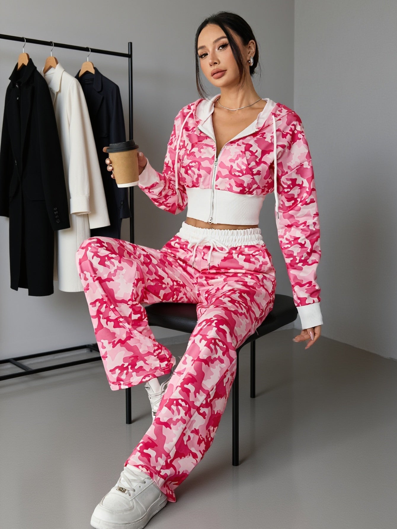 Ensemble Femme 2 Pièces – Top Zippé Court et Pantalon Long Camouflage, Look Décontracté et Tendance