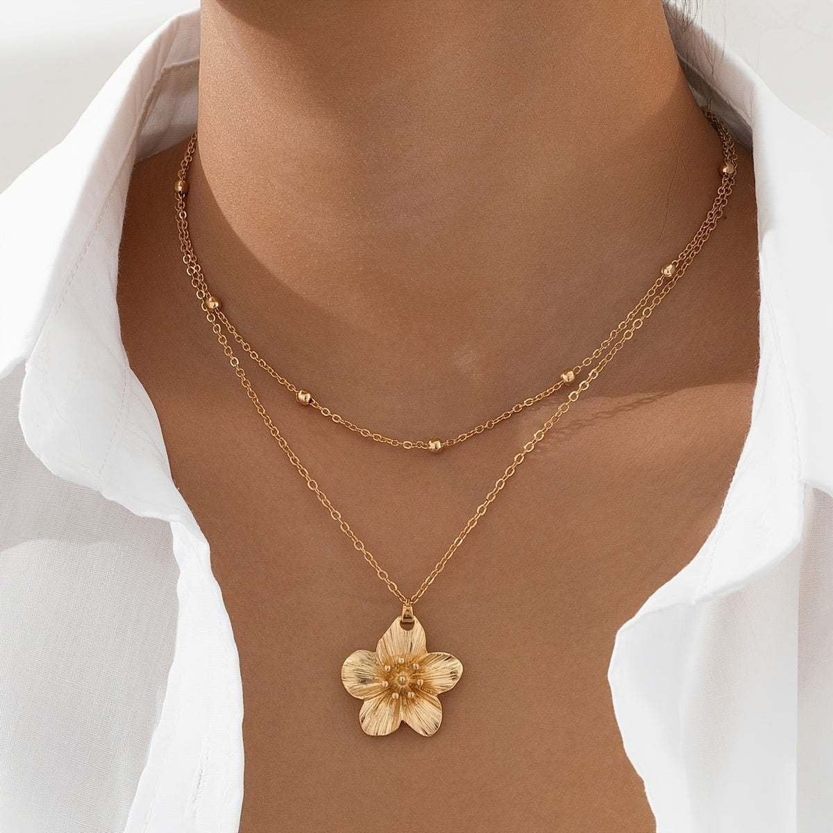 Collier Double Rang Femme – Pendentif Fleur Volantée, Style Chic et Minimaliste