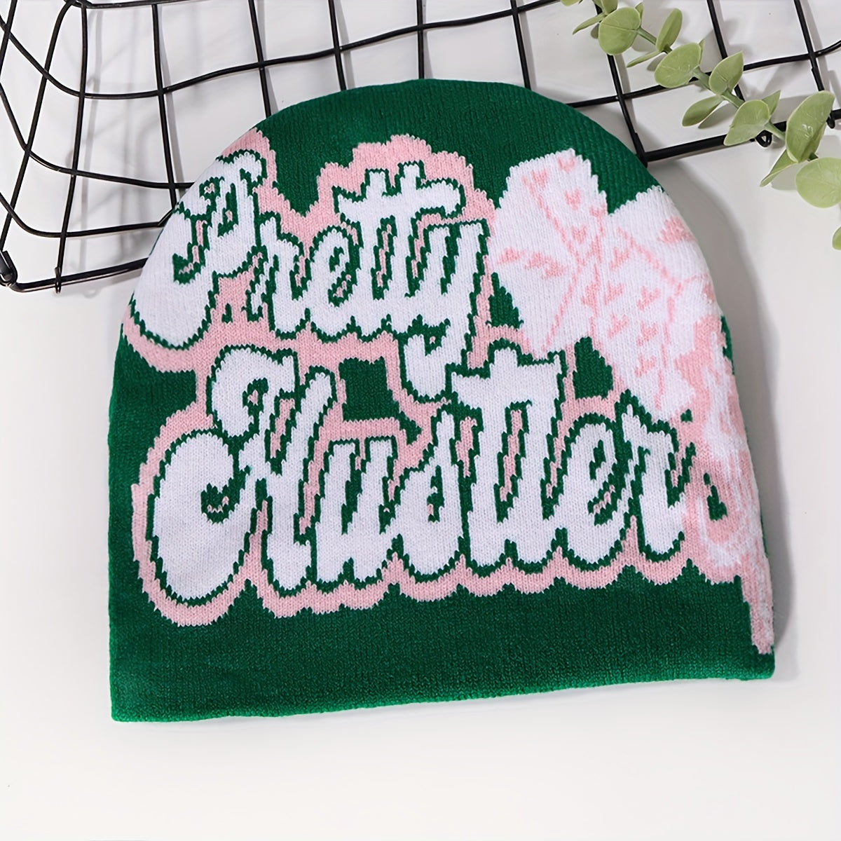 Bonnet Tricoté Ultra-Tendance avec Motifs Dés & Lettres – Chaud, Confortable et Stylé pour l’Hiver