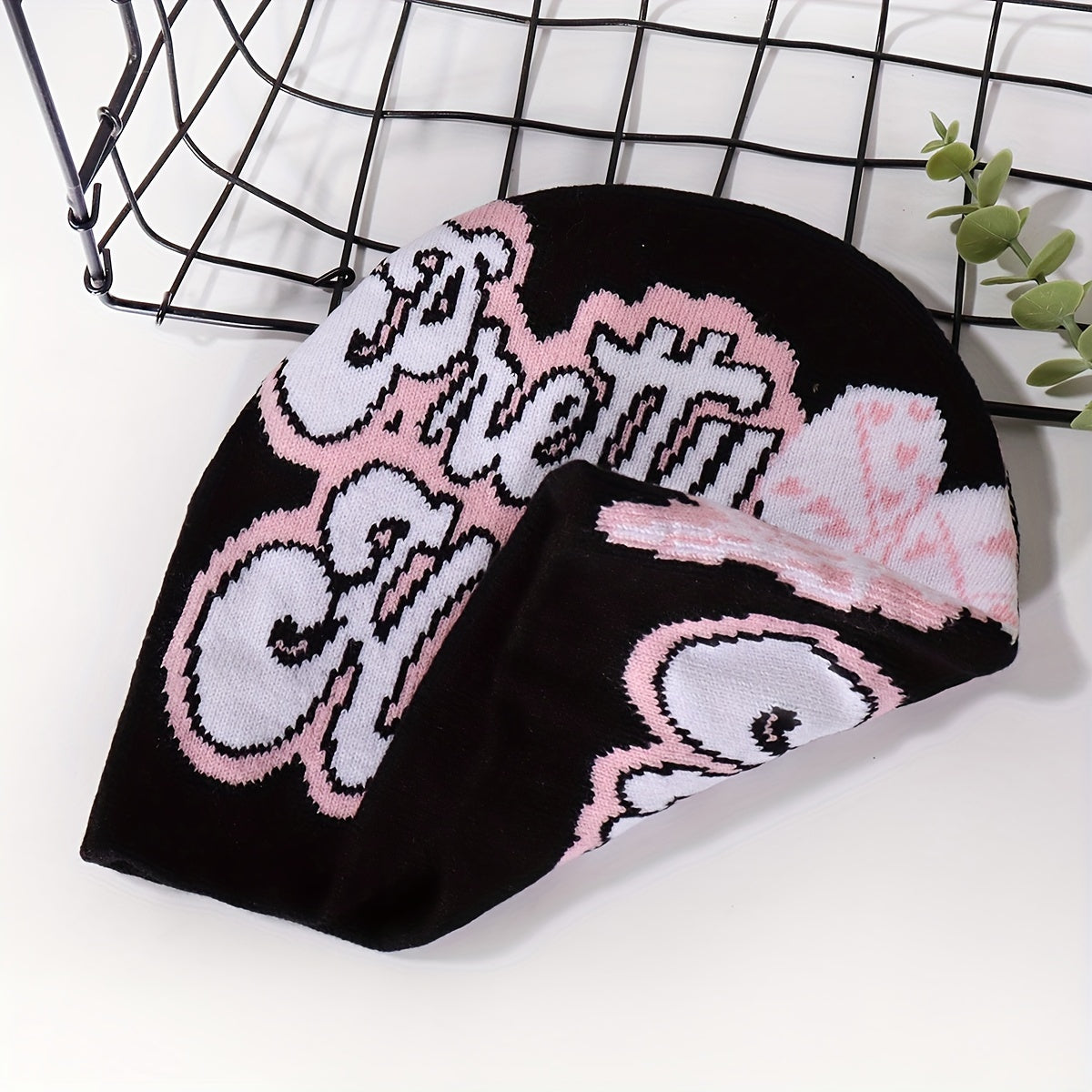 Bonnet Tricoté Ultra-Tendance avec Motifs Dés & Lettres – Chaud, Confortable et Stylé pour l’Hiver