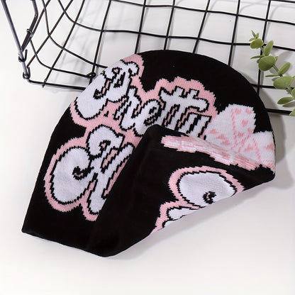 Bonnet Tricoté Ultra-Tendance avec Motifs Dés & Lettres – Chaud, Confortable et Stylé pour l’Hiver