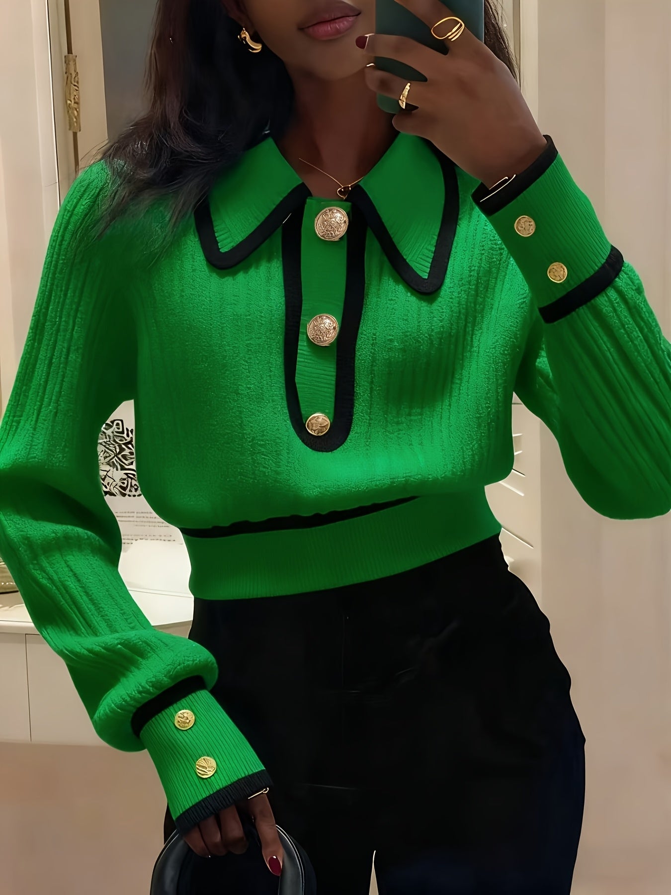 Pull femme élégant – Col spliced & boutons métalliques