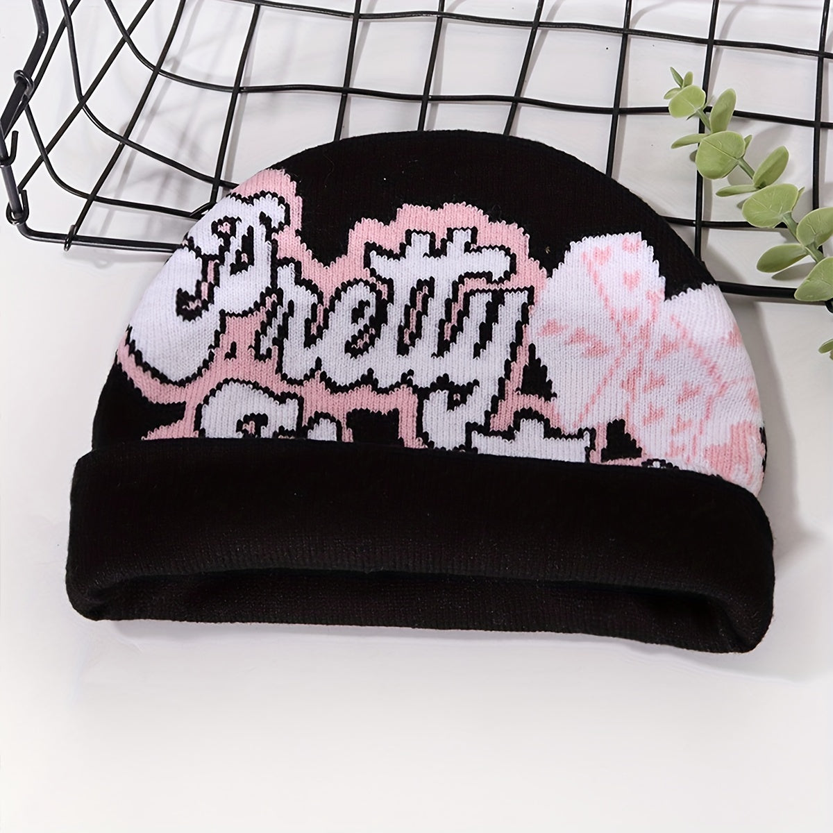 Bonnet Tricoté Ultra-Tendance avec Motifs Dés & Lettres – Chaud, Confortable et Stylé pour l’Hiver